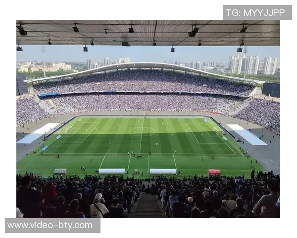 足球的历史渊源与演变探秘从古至今的球场传奇